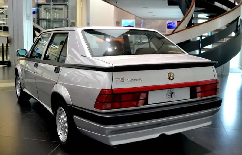 Alfa Romeo 75 - 2