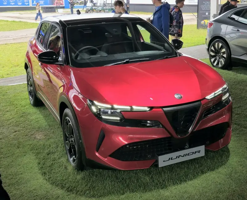 Alfa Romeo Junior Junior Veloce 54 kWh (282 bg) Electric - görsel 2