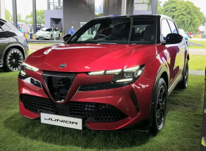 Alfa Romeo Junior Junior Veloce 54 kWh (282 bg) Electric - görsel 3
