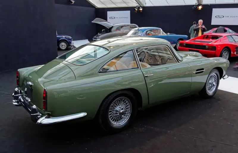 Aston Martin DB4 - 5
