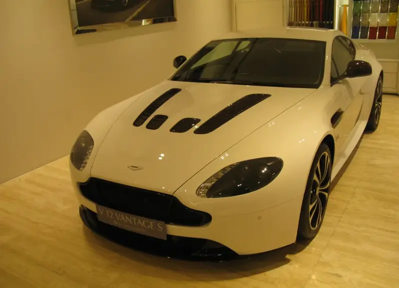 Aston Martin V12 Vantage - 2