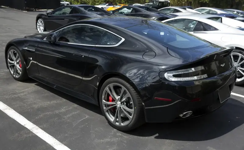 Aston Martin V12 Vantage - 4