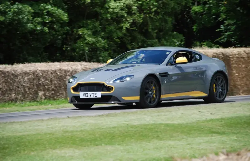 Aston Martin V12 Vantage - 5