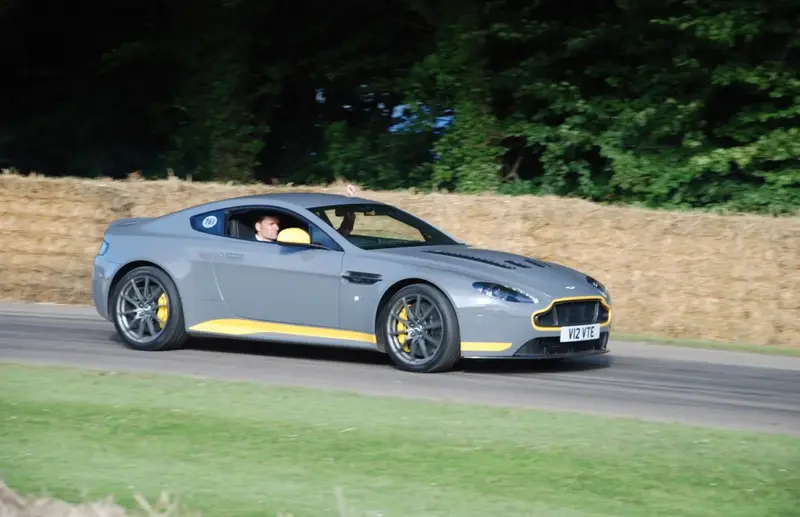 Aston Martin V12 Vantage - 6