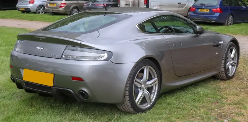 Aston Martin V8 Vantage - 2