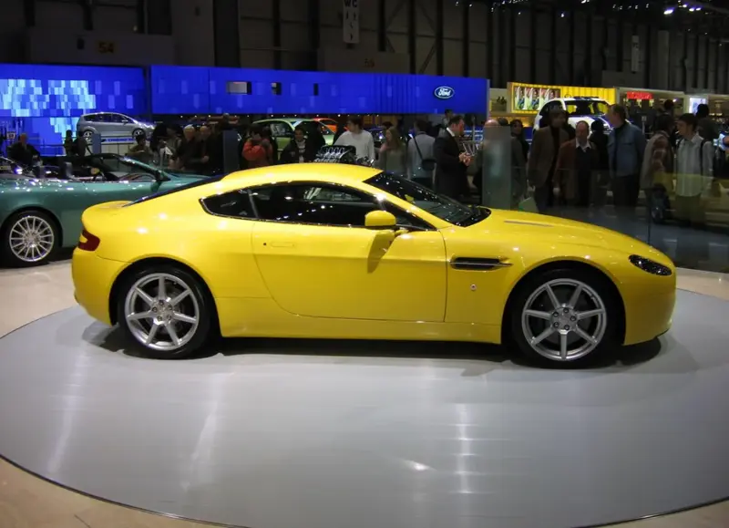 Aston Martin V8 Vantage - 4