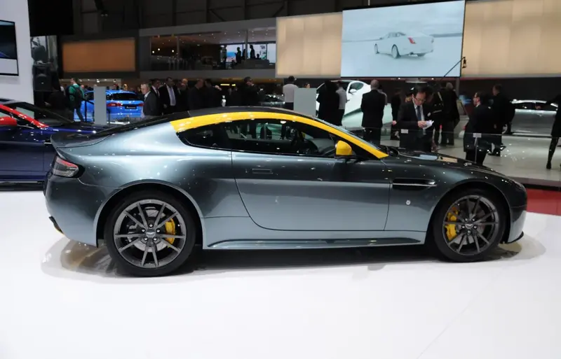 Aston Martin V8 Vantage - 3