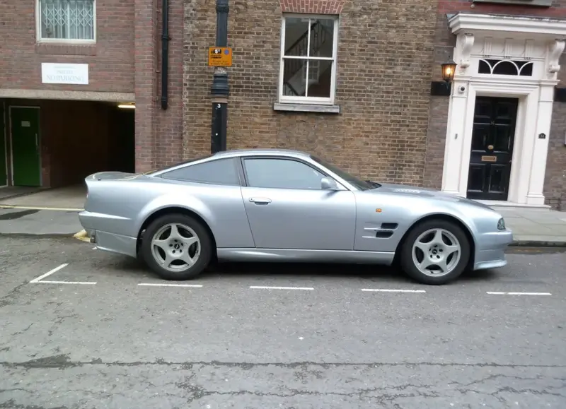 Aston Martin V8 Vantage - 2