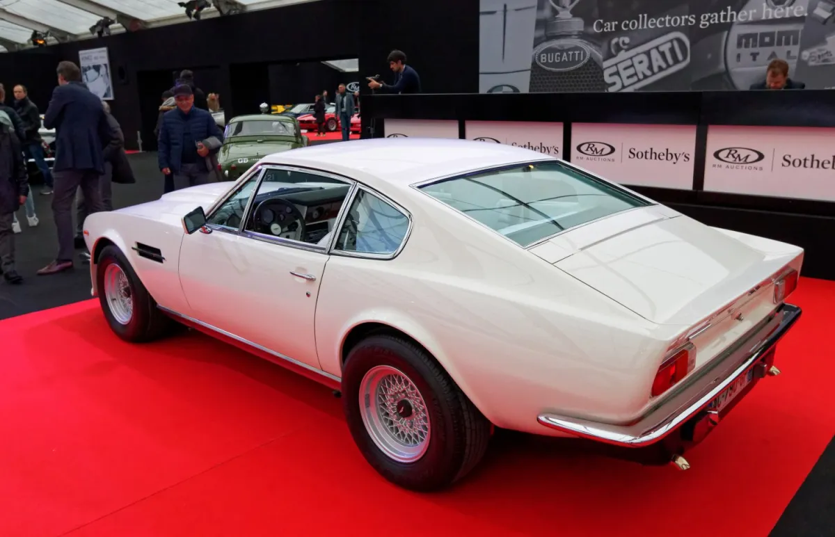 Aston Martin - 8