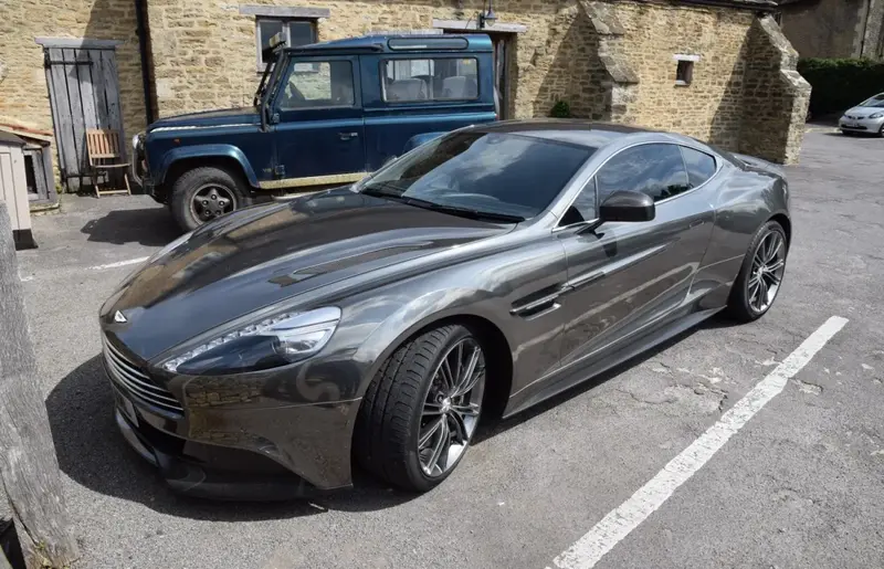 Aston Martin Vanquish - 5