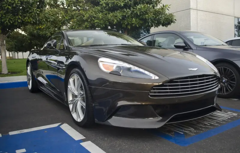 Aston Martin Vanquish - 6