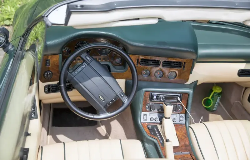 Aston Martin Virage - 3