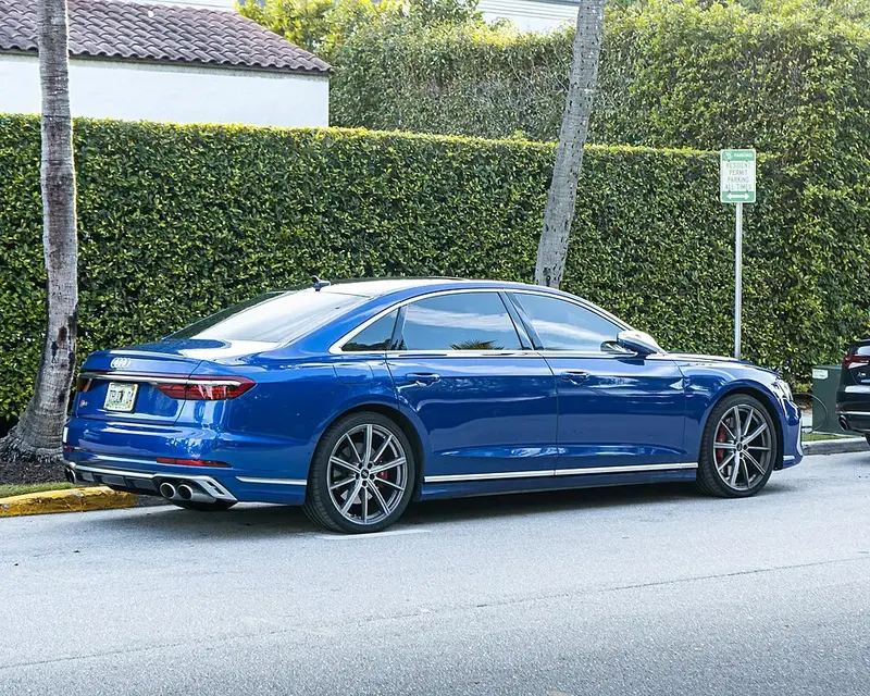 Audi S8 - 2