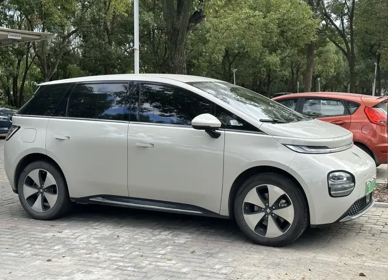 Baojun Yunduo - 1
