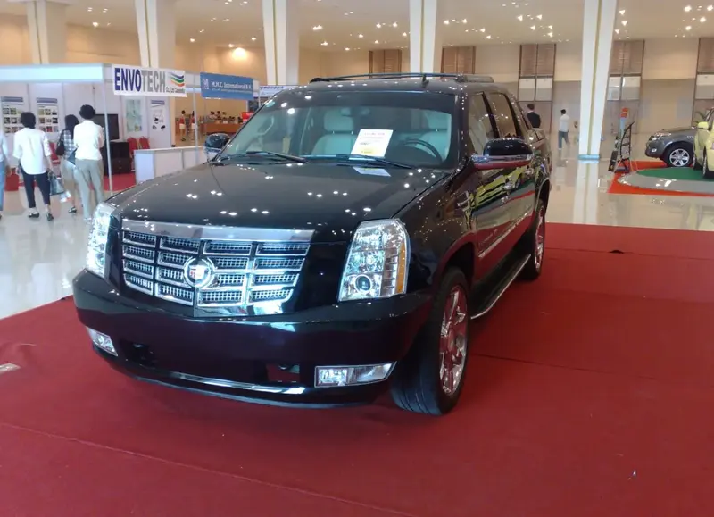 Cadillac Escalade - 2