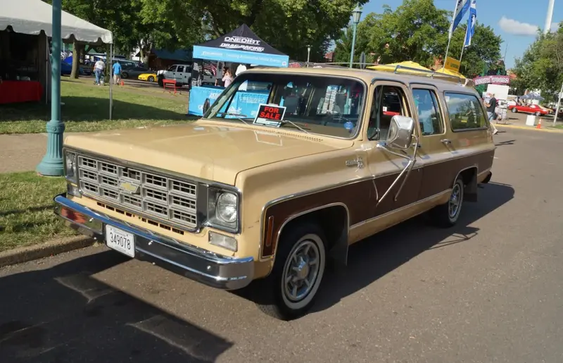 Chevrolet Suburban - 2