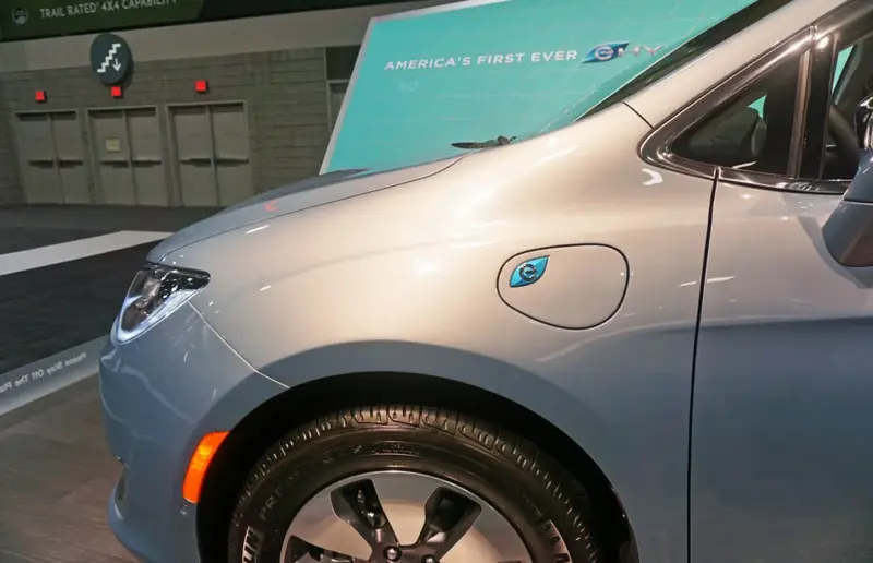 Chrysler Pacifica (minivan) Pacifica 3.6 V6 (264 bg) Plug-in Hybrid CVT - görsel 2