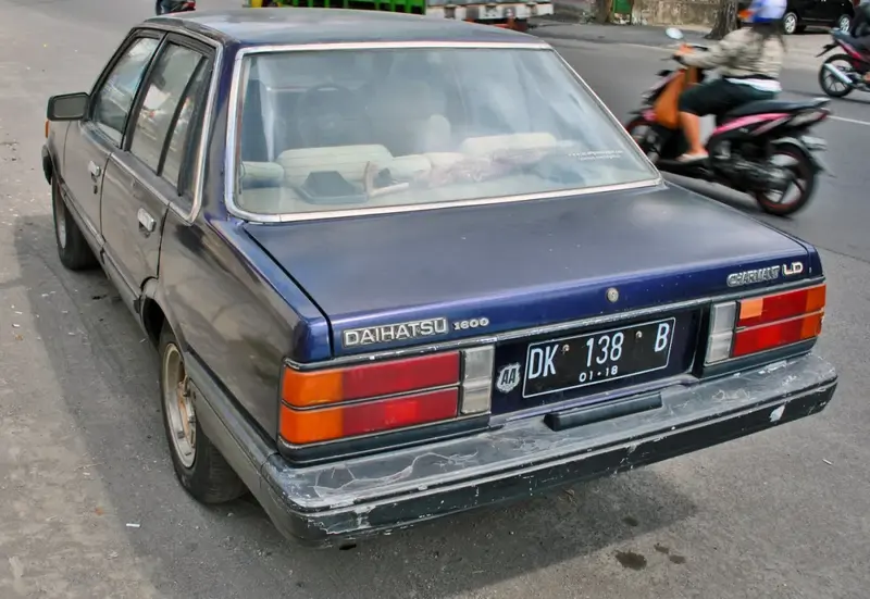 Daihatsu Charmant - 2