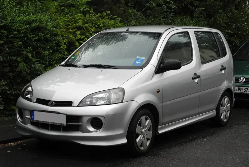 Daihatsu YRV - 1
