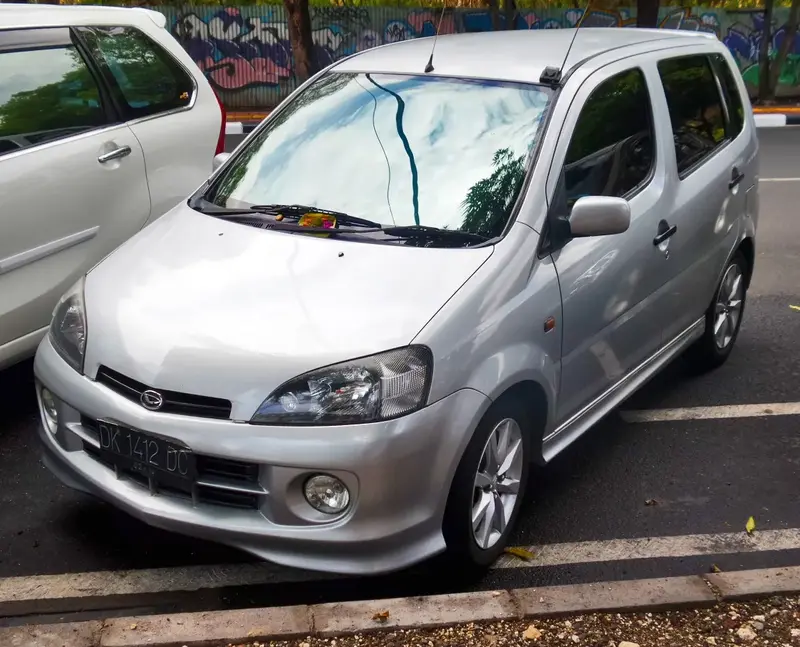 Daihatsu YRV - 3