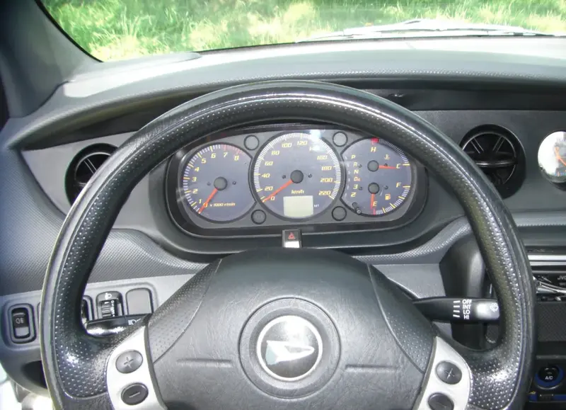 Daihatsu YRV - 5