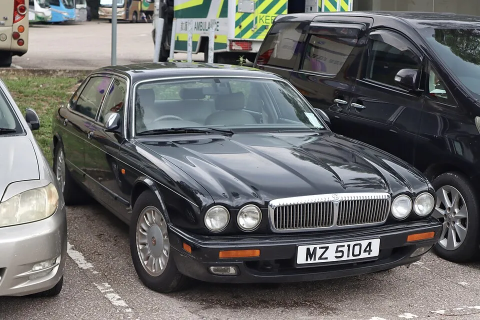 Daimler Daimler X300 4.0 i V8 32V Super (363 bg)