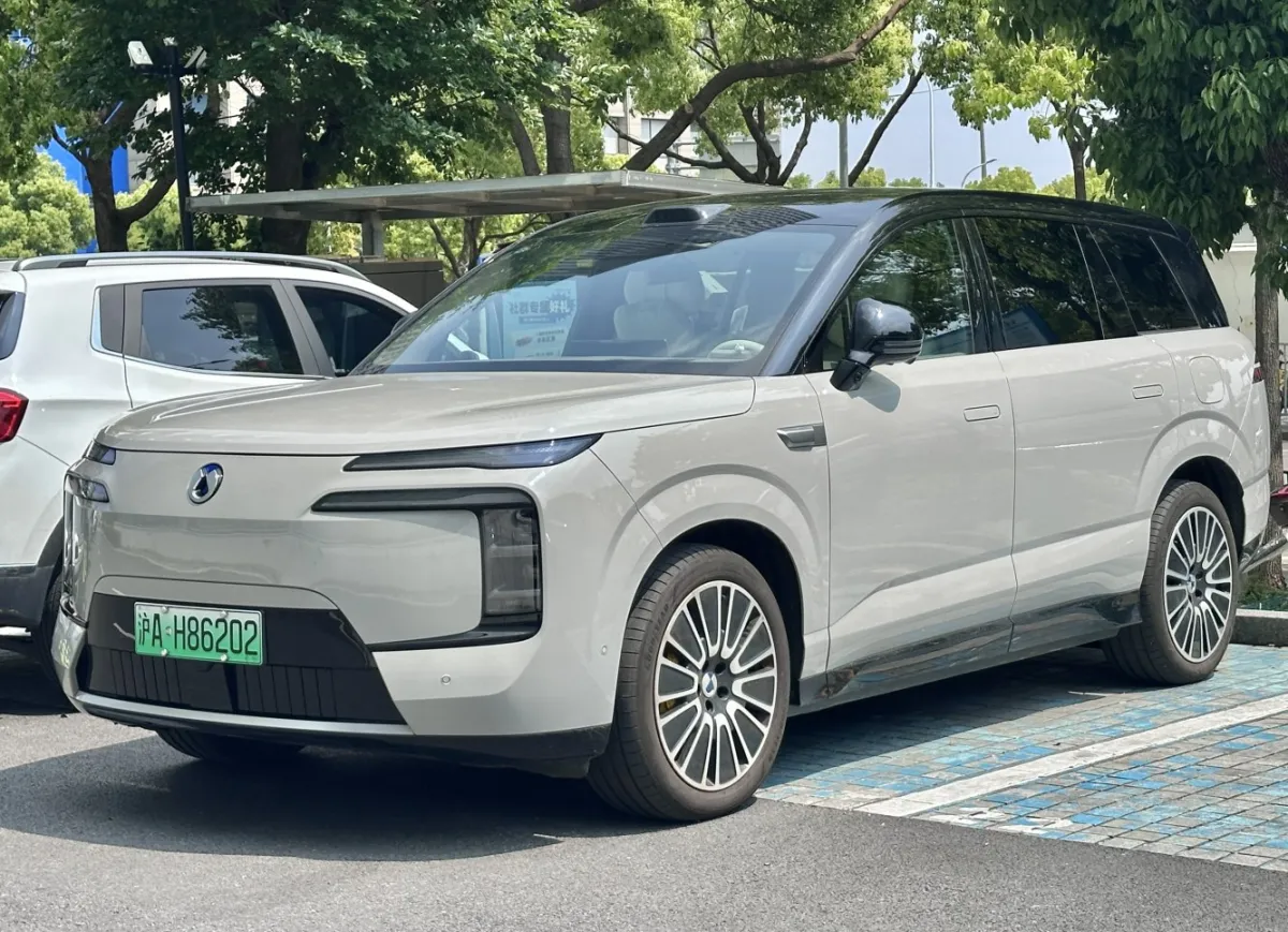 Denza N8L N8L 2.0T (762 bg) Plug-in Hybrid AWD E-CVT