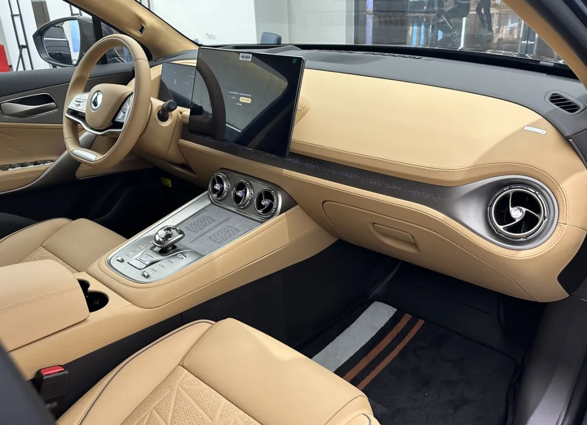 Denza X/N8 N8 DM-p 1.5T (615 bg) Plug-in Hybrid 4WD E-CVT - görsel 3