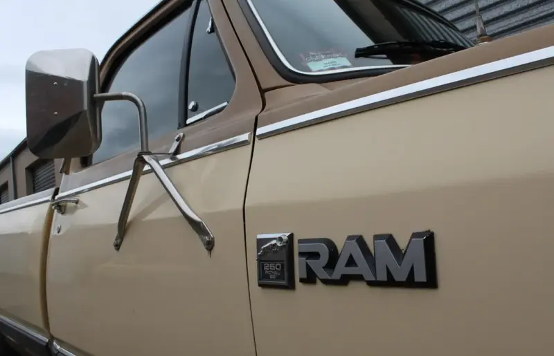 Dodge RAM Ram 250 Conventional Cab Long D250 5.2 V8 (170 bg) - görsel 5
