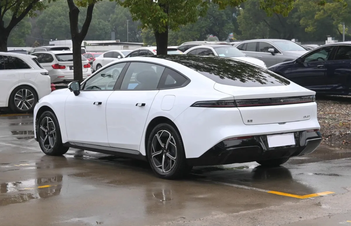 DongFeng e pi 007 e pi 007 70.26 kWh (544 bg) Electric 4WD - görsel 2