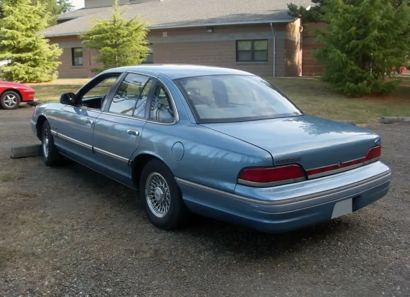 Ford Crown Victoria - 2