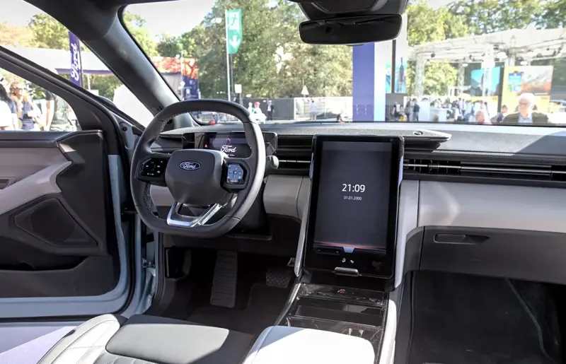 Ford Explorer EV Explorer EV 82 kWh (286 bg) Extended Range RWD - görsel 3