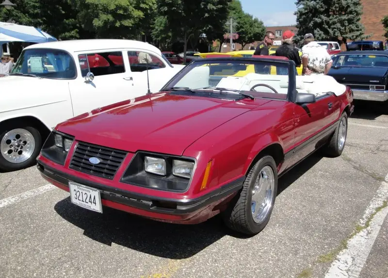 Ford Mustang - 4