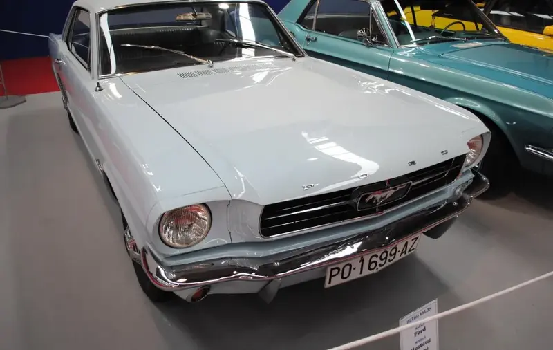 Ford Mustang - 4
