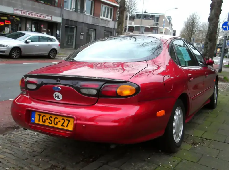 Ford Taurus - 4