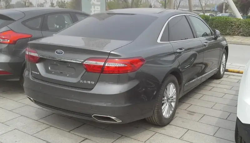 Ford Taurus - 3
