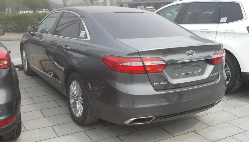 Ford Taurus - 4