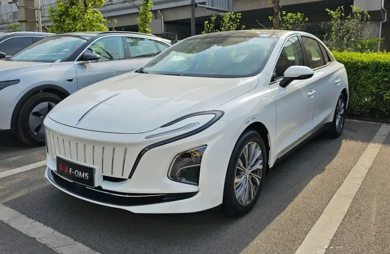 Hongqi E-QM5 - 5