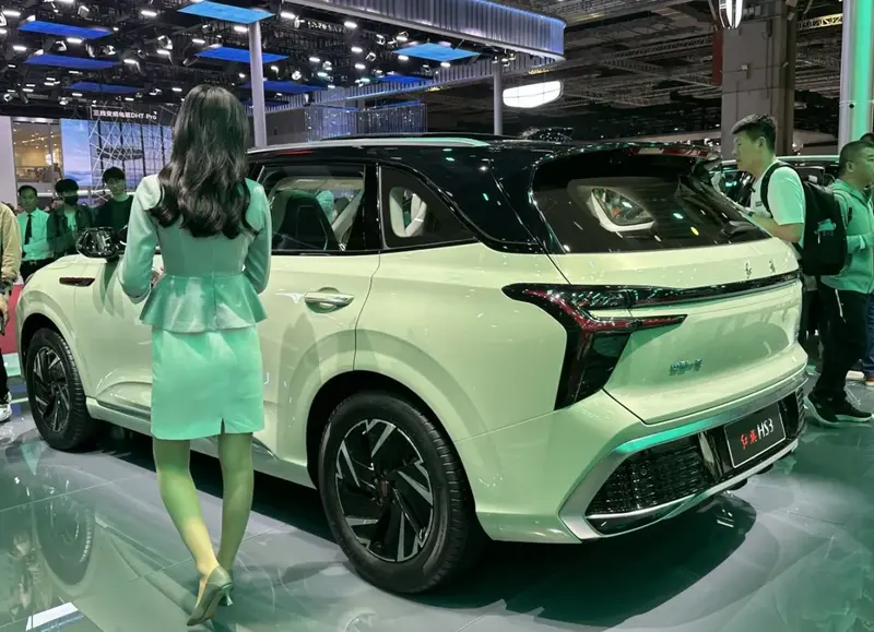 Hongqi HS3 - 3