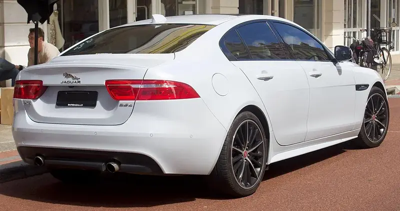 Jaguar XE - 4