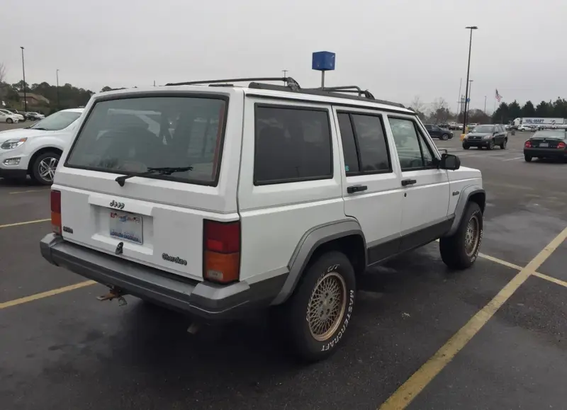 Jeep Cherokee - 4