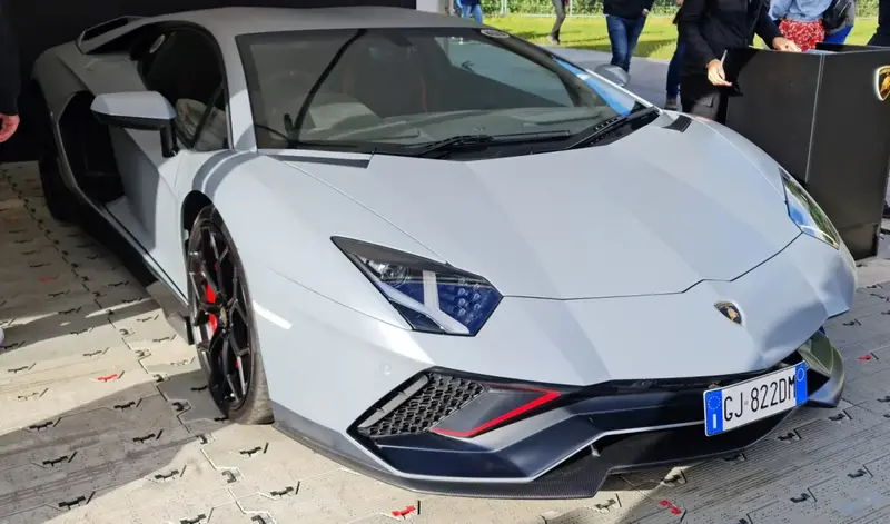 Lamborghini Aventador - 4