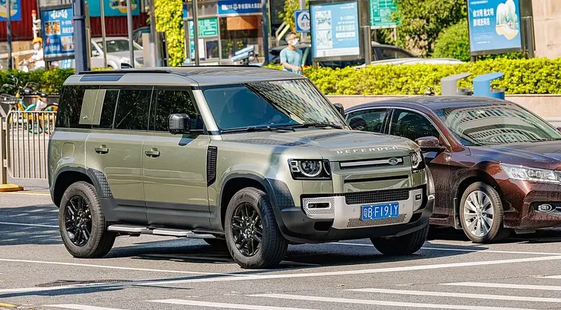 Land Rover Defender - 2