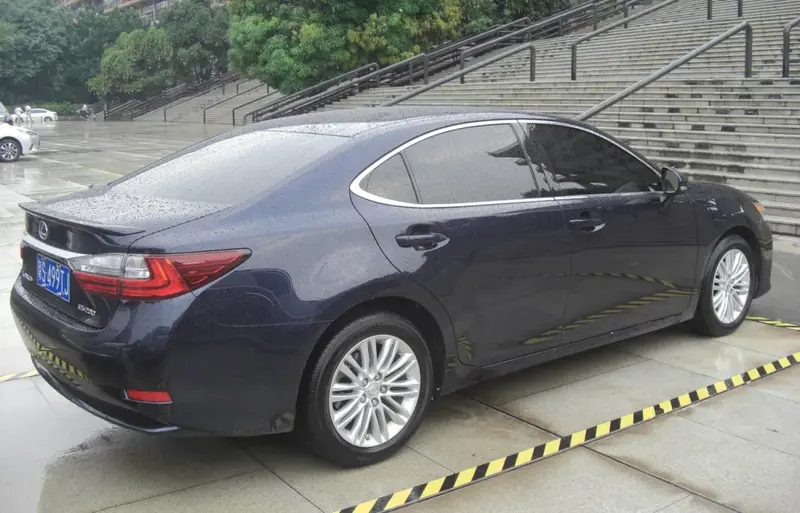Lexus ES - 4