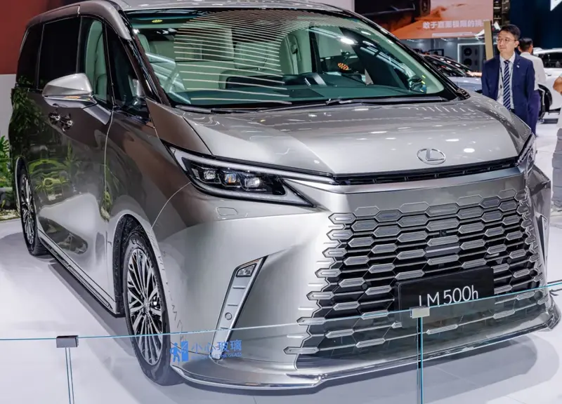 Lexus LM - 2