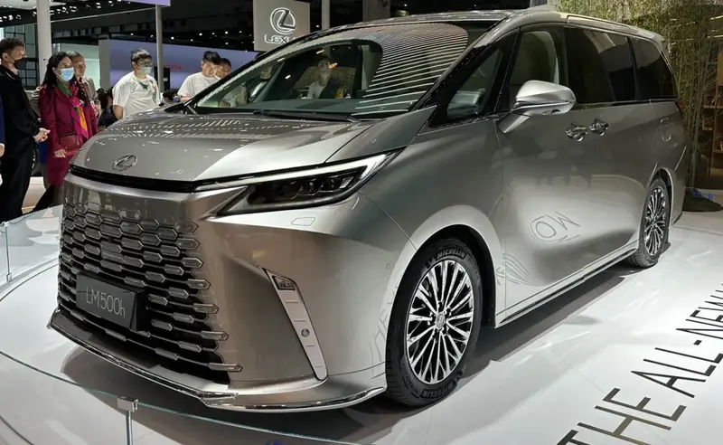 Lexus LM - 6