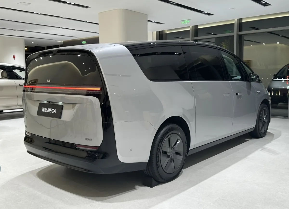 Li MEGA MEGA 102.7 kWh (544 bg) Dual Motor 4WD - görsel 2