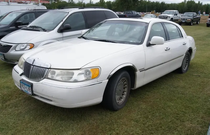 Lincoln Town Car - 3
