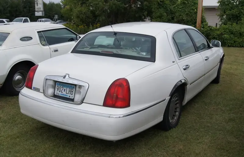 Lincoln Town Car - 4