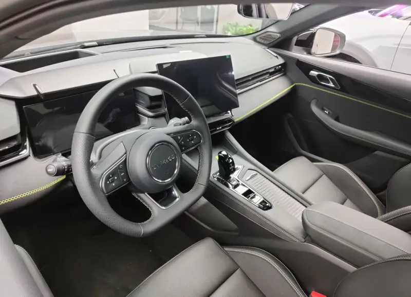 Lynk & Co 03 - 3